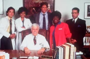 Dr. Sloan (Dick Van Dyke, sitzend) inmitten seines bewährten Teams. (v.l.n.r.) Jack (Scott Baio), Amanda (Victoria Rowell), sein Sohn Steve (Barry Van Dyke), die Oberschwester Delores (Delores Hall) und der Verwaltungschef des Krankenhauses Norman (Michael Tucci).