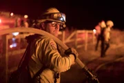 Feuerwehrmann John Kremensky bei der Überwachung des Feuerrandes in der ersten Nacht des Valley Fire im Cleveland National Forest im östlichen San Diego County.