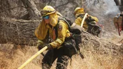 Die Einsatzkräfte des "Department of Forestry and Fire Protection" schnitten mit den Baumaschinen Brandschneisen, um die Menschen im Lawson Valley zu schützen.