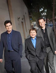 Alan Harper (Jon Cryer, r), Charlie Harper (Charlie Sheen, l), Jake Harper (Angus T. Jones, m)