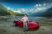 Richard Hammond mit dem Alfa Romeo 4C, der sich am Comer See gegen einen schwimmfähigen ATV Quad beweisen soll.
