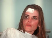 Sandra Esser (Andrea Luedke) im Krankenhaus.