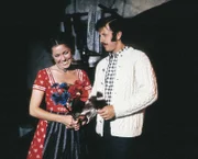 Es fällt Juliander (Gerhart Lippert) gar nicht so leicht, zu zeigen, dass er die hübsche Magd Maralen (Gaby Dohm) gern hat.