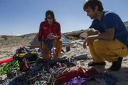 Gemeinsam mit Stefan Glowacz (l.) steigt Chris Sharma (r.) durch ein Loch im Boden der Erde des Landes Oman, um eine einzigartige Klettertour zu starten. Eine große Herausforderung, aber auch ein unvergessliches Erlebnis ...