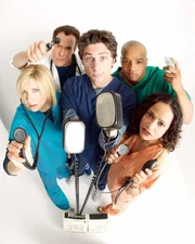 Von links nach rechts: Elliot Reid (Sarah Chalke), Dr.Perry Cox (John C. McGinley), John "J.D". Dorian, (Zach Braff) und Carla Epinosa (Judy Reyes).
