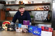 Pseudo-edle Pralinen: Sebastian Lege zeigt, warum die Lebensmittelindustrie für "Marc de Champagne"-Pralinen kaum teuren Alkohol benötigt.
