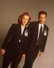 Dana Scully (Gillian Anderson, l.); Fox Mulder (David Duchovny, r.)