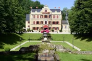 Der Fürstenhof, ein fiktives oberbayerisches Luxushotel, ist Schauplatz der erfolgreichsten Telenovela im deutschen Fernsehen. Bild: Der Fürstenhof im Sommer.