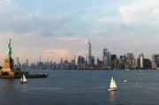 Erbaut auf Inseln und umgeben von Wasser: Der Blick auf die Inselwelt New York und die berühmte Freiheitsstatue.