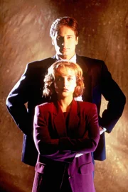 Fox Mulder (David Duchovny, hinten); Dana Scully (Gillian Anderson, vorne)