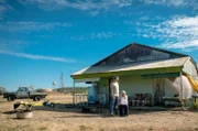 Dass mitten in den indigenen Gebieten von Queensland ein US-amerikanischer Militärstützpunkt errichtet werden soll, stößt bei den Landbesitzern zunächst auf Ablehnung. Tom (Aaron Pedersen, li.) hilft dabei, ihnen den Kompromiss von Alex nahezubringen.