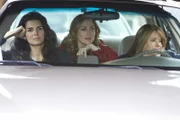 Jane Rizzoli (Angie Harmon, l.) und Dr. Maura Isles (Sasha Alexander) begleiten Janes Mutter Angela Rizzoli (Lorraine Bracco, r.) zu einem Brunch, als der Wagen plötzlich mitten auf der Straße seinen Geist aufgibt.
