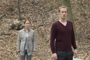 Das Ehepaar Thomas (Stephan Kampwirth) und Melanie Rensing (Claudia Michelsen) kann es nicht fassen. Ihr Sohn wurde tot im Wald aufgefunden.