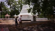 Reiseleiter Askan und Entertainmentmanagerin Cori waren beide noch nie auf Sri Lanka und sind gespannt, was sie erwartet. Auf dem Plan steht die Besichtigung eines buddhistischen Tempels. In der Königsresidenz Pathahawatta Rajamaha Viharaya besichtigen Cori und Askan den buddhistischen Tempel Damalankara.