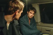 Von links: Felix Voss (Fabian Hinrichs) sitzt bei Titus (Simon Frühwirth) im Polizeiwagen.