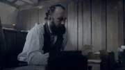 Henri Landru führt Notizen über seine Frauenkontakte. Schon vor der Hochzeit ihrer Schwester mit Henri Landru misstraut Marie Lacoste diesem. Nach dem Verschwinden ihrer Schwester lässt sie nicht locker, bis er überführt wird. Ihre Aussage vor Gericht trägt entscheidend zu seiner Verurteilung bei.