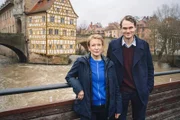 Von links: Dagmar Manzel (Rolle: Paula Ringelhahn) und Fabian Hinrichs (Rolle: Felix Voss) bei den Dreharbeiten in Bamberg.