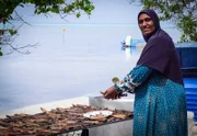 Kleine Fischfabrik auf den Malediven in der getrockneter Gelbflossen-Thunfisch verarbeitet wird.