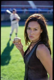 Sydney Fox (Tia Carrere).