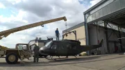 Michael Manousakis (l.) neben dem Militärhubschrauber Bell UH-1 Iroquois