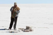 Aymara erntet das wertvolle Salz der Salzwüste.
