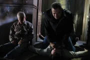Ray (Laurence Fishburne) schafft es, Nate Haskell (Bill Irwin, unten) zu überwältigen, nachdem dieser offensichtlich seinen eigenen Vater, Arvin Thorpe (Raymond J. Barry, l.) ermordet hat...
