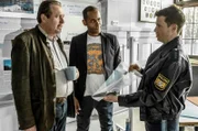 Polizist Max Ruffer (Nepo Fitz, r.) zeigt den Kommissaren Benedikt Beissl (Andreas Giebel, l.) und Jerry Paulsen (Peter Marton, M.) das Tatwerkzeug.