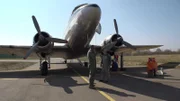 Michael Manousakis (l.) neben der DC-3.