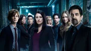 (13. Staffel) - Ein starkes Team, das jeden Serientäter zur Strecke bringt: Dr. Spencer Reid (Matthew Gray Gubler, l.), David Rossi (Joe Mantegna, r.), Jennifer 'JJ' Jareau (AJ Cook, 2.v.r.), Penelope Garcia (Kirsten Vangsness, 4.v.r.), Dr. Tara Lewis (Aisha Tyler, 2.v.l.), Luke Alvez (Adam Rodriguez, 3.v.r.), Emily Prentiss (Paget Brewster, 4.v.r.) und Matt Simmons (Daniel Henney, 3.v.r.)