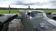 Arthur Williams im Cockpit der B-25. Die B-25 war an der Bombardierung von Monte Cassino im Februar 1944 beteiligt. (National Geographic f&uuml;r Disney/Johnny Shipley)