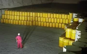 Die Schattenseite der Atomenergie: Radioaktiver Abfall in 200 Liter Fässern stapelt sich im Lager in Morsleben.