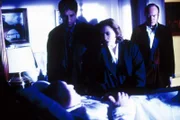 Mulder (David Duchovny, 2.v.l.) und Scully (Gillian Anderson, 2.v.r.) begleiten Samuel Hartley (Scott Bairstow, r.), der einen sehr alten Mann helfen will ...