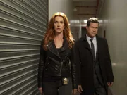 Poppy Montgomery (Links) und Dylan Walsh (Recht)