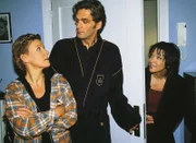Monika (Eva Kryll, r.) glaubt, dass Schmidt (Walter Sittler) und Nikola (Mariele Millowitsch) doch zusammen passen.