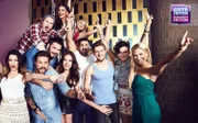 L-R: Max 'Tuner' Krüger (Thomas Drechsel), Jonas Seefeld (Felix von Deventer), Jasmin Flemming (Janina Uhse), Lilly Seefeld (Iris Mareike Steen). vordere Reihe, L-R: Emily Wiedmann (Anne Menden), John Bachmann (Felix von Jascheroff), Elena Gundlach (Elena Garcia Gerlach), Mesut Yildiz (Mustafa Alin), Philip Höfer (Jörn Schlönvoigt), Anni Brehme (Linda Marlen Runge) und Sunny Richter (Valentina Pahde)