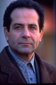 (1. Staffel) - Seitdem seine Frau ermordet wurde, leidet der ehemalige Polizeiermittler Adrian Monk (Tony Shalhoub) unter starken Phobien. (1. Staffel) - Seitdem seine Frau ermordet wurde, leidet der ehemalige Polizeiermittler Adrian Monk (Tony Shalhoub) unter starken Phobien.