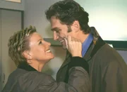 Dr. Schmidt (Walter Sittler) und Nikola (Mariele Millowitsch) behaupten Monika gegenüber, ein Paar zu sein.