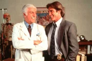 Dr. Sloan (Dick Van Dyke, l.) und sein Sohn Steve (Barry Van Dyke, r.) sind ein fantastisches Team.