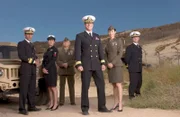 V.l.: Sturgis Turner (Scott Lawrence), Lt. Loren Singer (Nanci Chambers), Maj. Gen. Gordon 'Biff' Cresswell (David Andrews), Harmon Rabb, Jr. (David James Elliott), Sarah MacKenzie (Catherine Bell), Bud Roberts, Jr. (Patrick Labyorteaux)