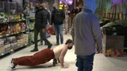 Liegestütze in der Kassenschlange.