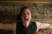 Loslassen! Alfred Nyssen (Lars Eidinger) möchte sich befreien. Loslassen! Alfred Nyssen (Lars Eidinger) möchte sich befreien.