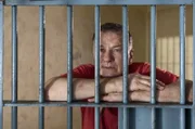 Während sein Sohn in Leipzig in Lebensgefahr schwebt, sitzt Dr. Roland Heilmann (Thomas Rühmann, re.) im thailändischen Gefängnis.