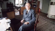 Albert Speer 1975 in seiner Villa in Heidelberg. Hier empfängt er Journalisten und strickt an der Legende vom "guten Nazi".