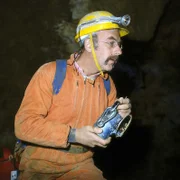 Auf der Suche nach seinem Hund Willi ist Peter (Peter Lustig) in eine Höhle geraten.