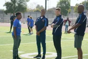 Officer Bradford (Eric Winter, 2. v. r.) und sein Rookie Jackson West (Titus Making Jr, 2. v. l.) sollen als freiwillige Football Trainer im Rahmen eines Community Policing Projektes aushelfen.