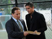 Reese (Jim Caviezel, r.) versucht Detective Fusco (Kevin Chapman) für seine Zwecke einzuspannen.