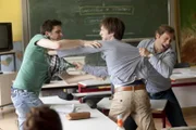 Ekki (Oliver Korittke, r.) trennt zwei Schüler im Streit und bekommt dadurch große Schwierigkeiten.