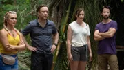 Casey (Chloe Harris, l.), Malcolm (Sam Troughton, 2.v.l.), Bethan (Alexandra Roach, 2.v.r.) und Dave (Robert Lonsdale, r.) sind Mitglieder eines Überlebenskurses, dessen Anführer ums Leben kam.