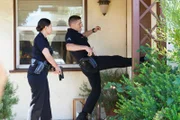 Officer Bradford (Eric Winter) tritt die Tür eines Wohnhauses ein, nachdem Lucy Chen (Melissa O’Neil) durch das Fenster einen reglosen Körper am Boden entdeckt.