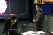 Der Mord an der Dolmetscherin Kim bereitet Don (Rob Morrow, r.) und Charlie (David Krumholtz, l.) Kopfzerbrechen ...